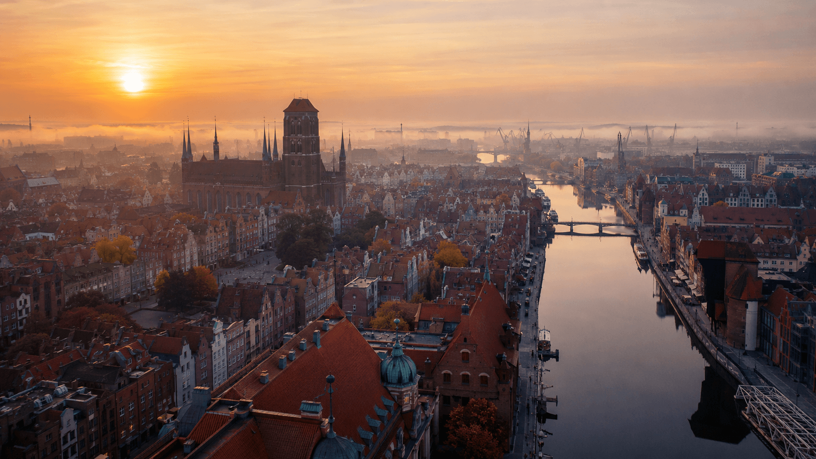 Świt nad zabudową historycznego miasta